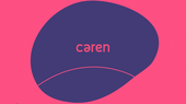 Abstract ontwerp met een blauwe vlek op een roze achtergrond, met het woord "caren" in roze in het midden.