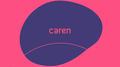 Abstract ontwerp met een blauwe vlek op een roze achtergrond, met het woord "caren" in roze in het midden.