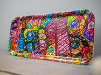 Een dienblad op een tafel met felgekleurde vlinders erop getekend.