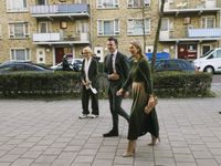 Koningin Maxima en Douwe van Riet lopen naar De Foyer