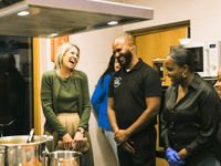 Koning Maxima en Clyde lachen uitbundig