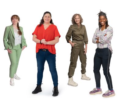 Vier mensen die lachend poseren voor een witte achtergrond.