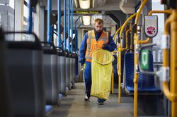 Een cliënt maakt een tram schoon