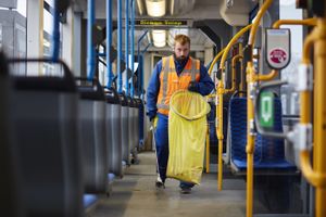 Een cliënt maakt een tram schoon