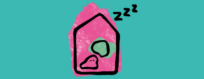 Een illustratie van een roze huisje met daarin een poppetje die slaapt.