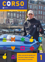 Een man met een blauwe afvalbak staat met zijn duim omhoog. Op de achtergrond zie je een Amsterdamse gracht.