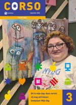 Een vrouw met kort haar en een bril poseert voor een kleurrijk schilderij met gezichten erop.
