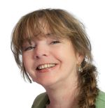 Vrolijk kijkende dame met vlecht in haar en groene blouse