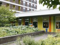 Entree met vrolijke kleuren met glazen schuifdeur en veel ramen