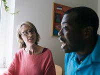 Twee personen zijn met elkaar in gesprek