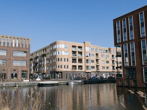 De gevel van een modern gebouw aan het water