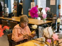 Oudere dame is aan het haken