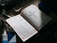 Er ligt een bijbel op tafel met daarin een groot kruis, en Syrische teksten.