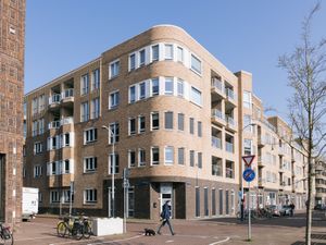 Gevel van de ronde hoek van een modern gebouw van 5 etages hoog