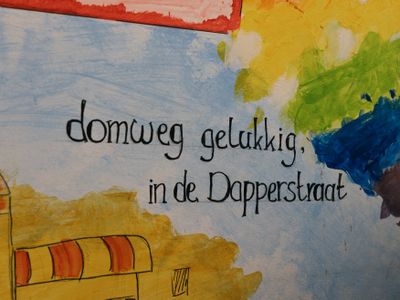 Detail van een kleurrijk schilderij met de woorden 'domweg gelukkig, in de Dapperstraat'.