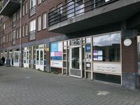 Ingang gebouw van woonzorgcentrum Anton de Kom en dagbestedings- en ontmoetingscentrum Kraka-e-Sewa