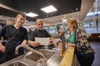 Overleg in de keuken van Osdorperhof. Wat gaan we vandaag voor lekkers maken?