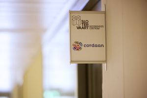 Bordje met het logo gezondheidscentrum Slotervaart en Cordaan erop