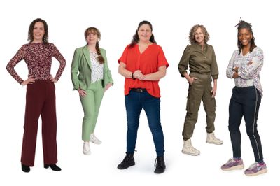 Vijf mensen die lachend poseren voor een witte achtergrond.