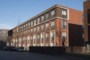 Een gebouw met vier verdiepingen en rode bakstenen.