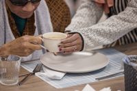 Een vrouw helpt een man bij het pakken van zijn koffie