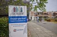 Een bord met Osdorperhof, Pieter Calandlaan 84, Cordaan. En eronder: De Buren: ontmoeting, participatie en informele zorg
