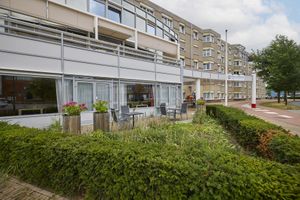 Aanzicht van het gebouw van, de naam met het logo van Cordaan staan op de gevel boven de ingang.
