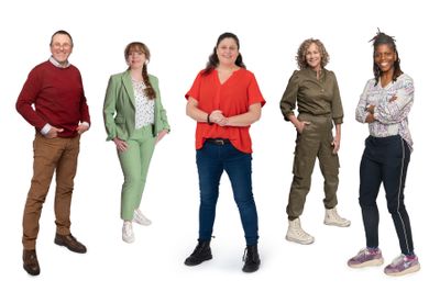 Vijf mensen die lachend poseren voor een witte achtergrond.