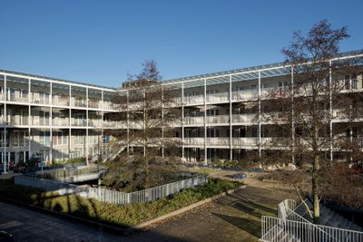 De gemeenschappelijke binnentuin van IJburg. Een van de vele Cordaan-locaties waar mensen met psychische problemen met bescherming en 24-uurs toezicht kunnen wonen en leven.