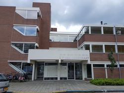 Ingang appartementencomplex van de S.F. van Ossstraat