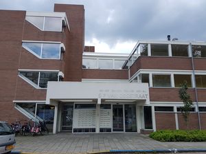 De hoofdingang van de Van Ossstraat, waar je beschermd kunt wonen als je psychische problemen hebt.