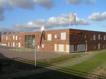 Gebouw speciaal onderwijs Drostenburg school. Twee verdiepingen met grote glazen ramen.