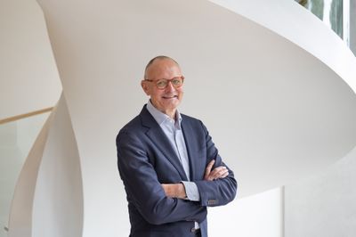 De directeur van Zorg in de Wijk bij Cordaan, Ronald van Weegen, poseert in het kantoor van Cordaan