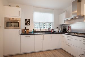 Een keuken in een seniorenwoning van Beth Shalom