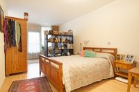 Een slaapkamer in een seniorenwoning van Beth Shalom met een stoel en eettafel