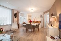 Een woonkamer in een seniorenwoning van Beth Shalom met een stoel en eettafel