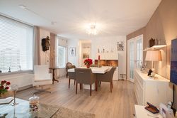 Een woonkamer in een seniorenwoning van Beth Shalom met een stoel en eettafel