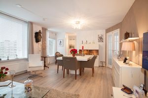 Een woonkamer in een seniorenwoning van Beth Shalom met een stoel en eettafel