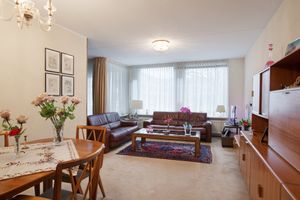 Een woonkamer in een seniorenwoning van Beth Shalom met een bank en eettafel