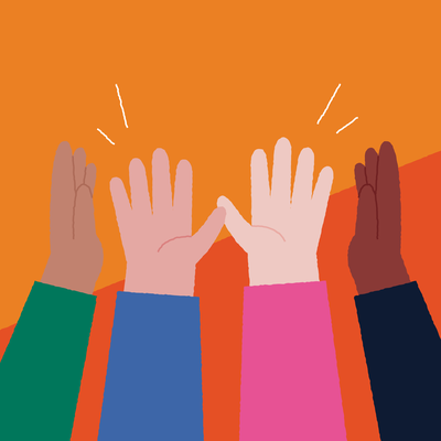 Vier armen van vier verschillende personen zijn in de lucht gestoken en geven een high-five