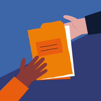 Een hand die rechts in beeld komt, geeft een dossier aan een hand van een andere persoon links in beeld