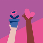 Twee handen houden een bloempot met roze bloem en een roze hart omhoog