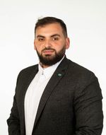 Op deze portretfoto staat onze Islamitische Geestelijk Verzorger Mohamed Chairi, keurig in pak, goed verzorgd.