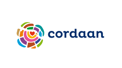 Kleurrijk logo gebaseerd op de kaart van Amsterdam en in het midden een hart, daarnaast het woord "cordaan" in blauwe letters op een witte achtergrond.