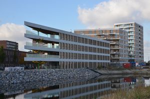 Een breed, driehoekig gebouw met vier verdiepingen