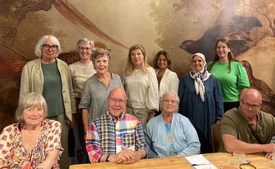 Je ziet hier een groepsfoto van de Centrale Cliëntenraad van Cordaan bestaande uit twee heren en negen dames.