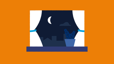 Door een venster met witte gordijnen en een plant op de vensterbank, schijnt een halve maan. Buiten is het donker, er zijn huizen in de verte