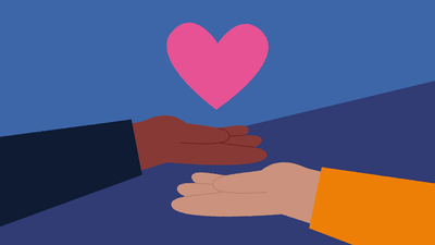 Twee handen van verschillende personen ondersteunen een roze hart