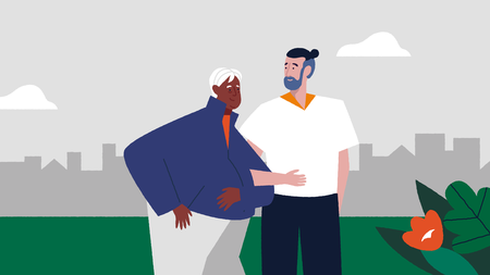 Een persoon met wit haar en stevig postuur in blauw sportjack loopt in het groen, ondersteund door de arm van een jongeman met wit fysio-shirt, baard en knotje