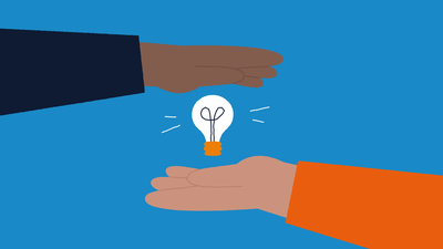 Twee handen van twee verschillende personen houden, een boven en een onder, een gloeilamp tussen zich in